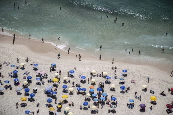 Strand vol met mensen die plezier hebben zwemmen en zonnebrand — Stockfoto