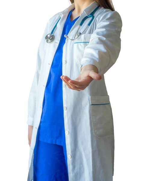Tıbbi üniformalı genç bir bayan doktor yardım alameti olarak elini açık tutuyor. — Stok fotoğraf