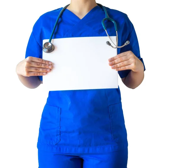 Doctora joven con uniforme médico azul que sostiene un libro blanco en blanco con un espacio de copia. — Foto de Stock