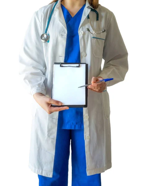 Una joven doctora en un uniforme médico azul que señala un libro blanco en blanco con un espacio de copia. — Foto de Stock