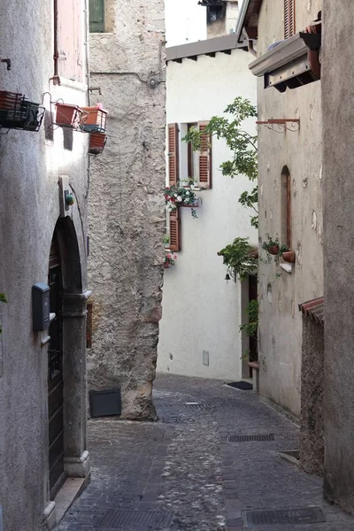 Parco dell'alto garda bresciano limoneの路地の垂直ショットイタリア — ストック写真