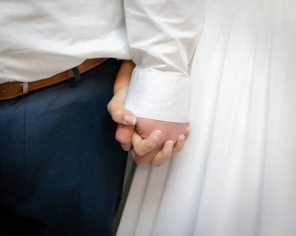 Encerramento tiro da noiva e do noivo segurando as mãos uns dos outros — Fotografia de Stock