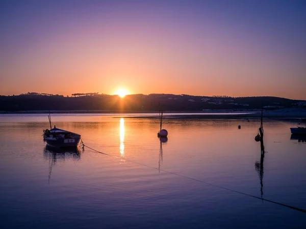背景に夕日の息をのむような景色と川で古い漁船 — ストック写真