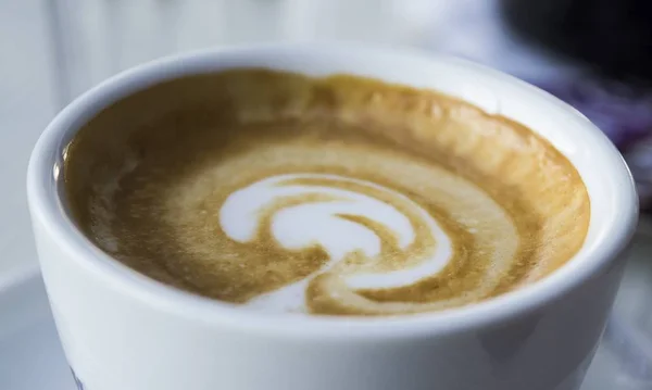 Une Photo Fermeture Tourbillon Mousse Café Dans Une Tasse Blanche — Photo