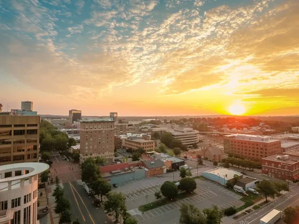 High angle shot of a beautiful cityscape in Greenville, South Carolina during sunset — Stock Photo, Image