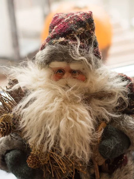 Vertical closeup shot of a toy Santa Claus with a fluffy white beard — 스톡 사진