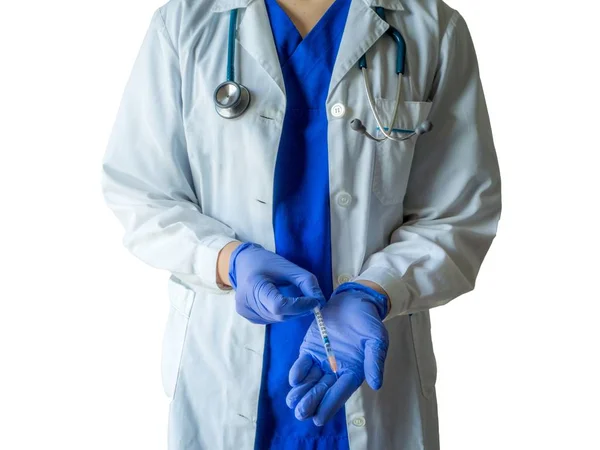 Ung kaukasisk kvinnlig läkare i medicinsk uniform och handskar som förbereder sprutan för injektion — Stockfoto