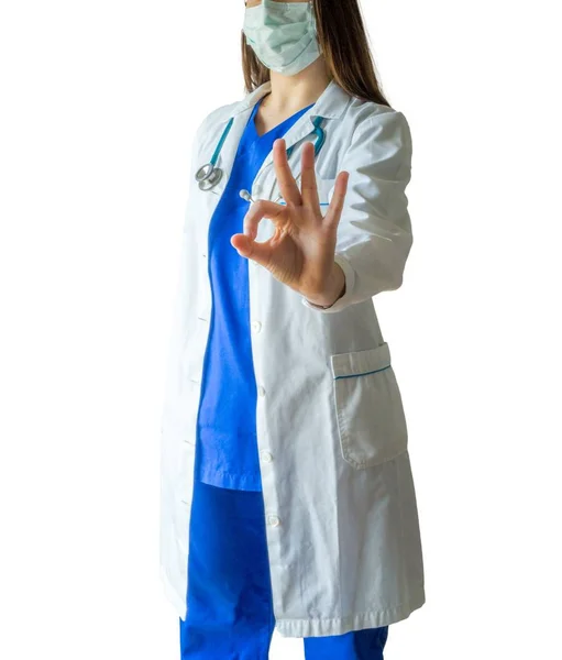 Mavi üniformalı ve maskeli başarılı bir kadın doktor. — Stok fotoğraf