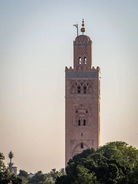 Fuera del famoso minarete de la mezquita de Koutoubia en Marrakech, Marruecos — Foto de Stock