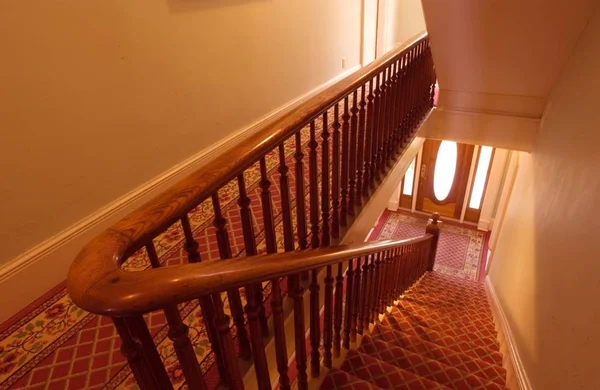 Escalier Couvert Moquettes Dans Bâtiment Sous Les Lumières — Photo