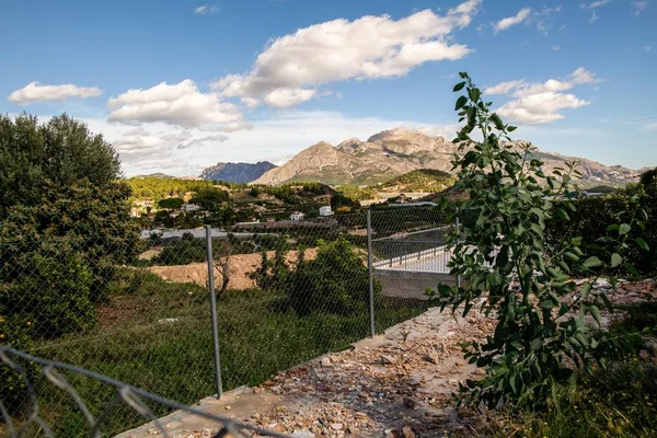 Uma Vista Incrível Edifícios Montanhas Cidade Polop Espanha Atrás Uma — Fotografia de Stock