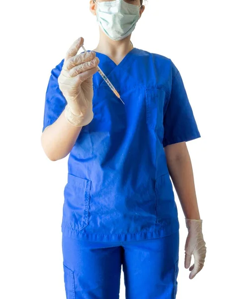 Młoda, kaukaska lekarka w mundurze medycznym i rękawiczkach przygotowujących strzykawkę do wstrzyknięcia — Zdjęcie stockowe