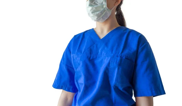 身穿蓝色医疗制服，戴着白色背景面具的年轻女医生 — 图库照片