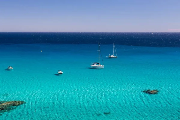 Krásný záběr na modrý oceán v Saint-Tropez — Stock fotografie