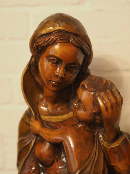Fotografie verticală a unei statui de sculptură din lemn Mother Marry — Fotografie, imagine de stoc