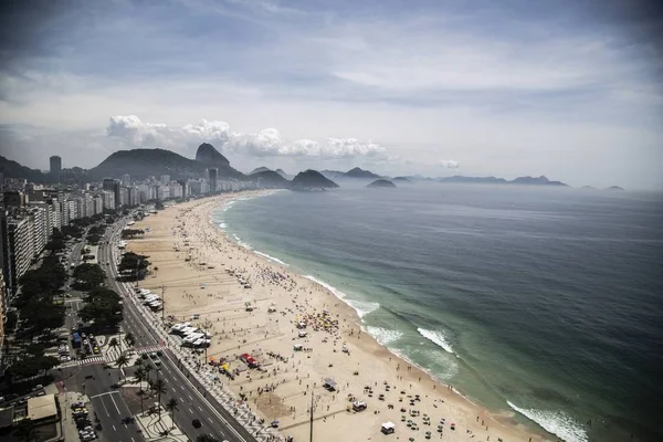 Skott av Sugarloaf Mountain och en strand strand nära gatan i Rio Brasilien — Stockfoto