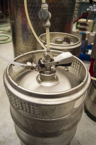 Foto de alto ángulo de una cerveza con pipas y otros equipos de fabricación de cerveza en segundo plano. — Foto de Stock