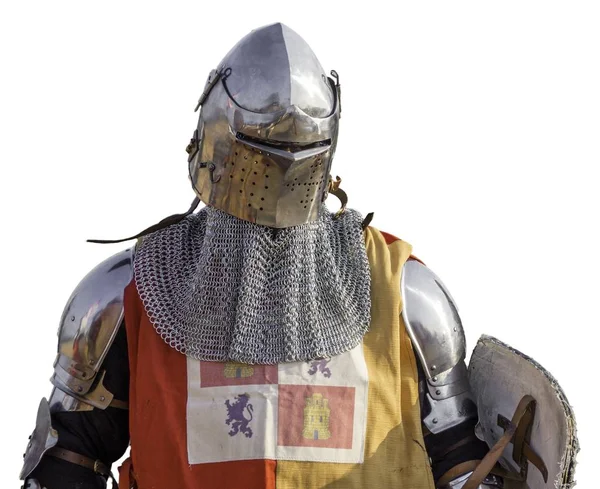 西班牙中世纪骑士，头戴安全帽，戴着白色背景的盾牌 — 图库照片