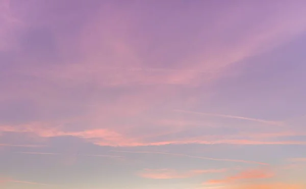 日の出の風景と澄んだ青い空にピンクの雲の美しいショット — ストック写真