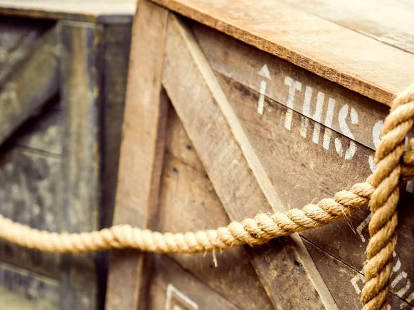 Nahaufnahme einer Transportbox aus Holz mit einem Seil und einer Beschilderung — Stockfoto