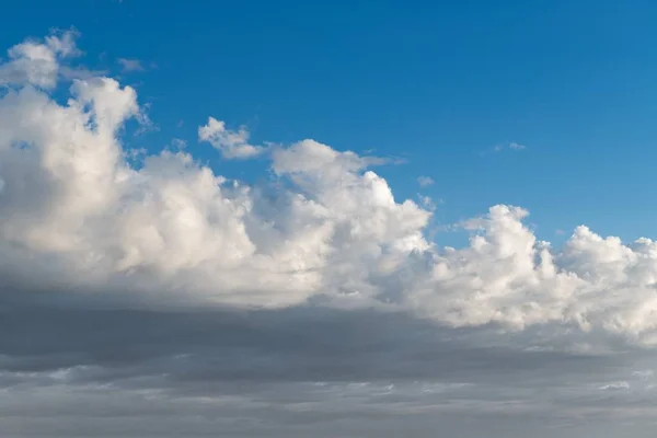 Hermosas nubes blancas disparadas en un cielo azul — Foto de Stock