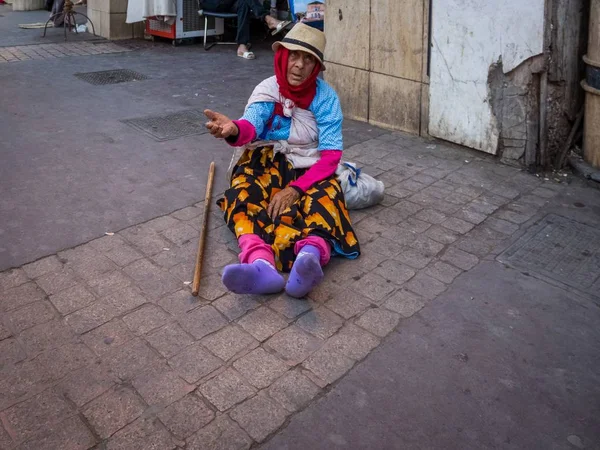 Povero mendicante anonimo per strada — Foto Stock