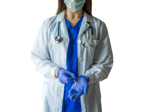 Tıbbi üniformalı beyaz bir kadın doktor ve eldiven şırıngayı iğneye hazırlıyor. — Stok fotoğraf