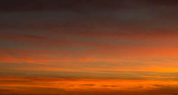 Napkelte táj fehér felhőkkel az égen — Stock Fotó