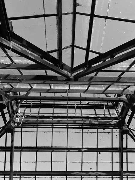 Tiro Ângulo Baixo Telhado Edifício Feito Vidro Muitos Quadros Metal — Fotografia de Stock