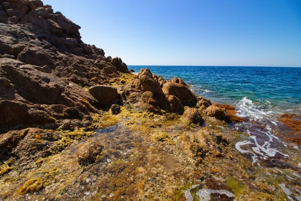 Landschaftsaufnahme großer Felsen in einem offenen blauen Meer mit klarem, sonnig blauem Himmel — Stockfoto