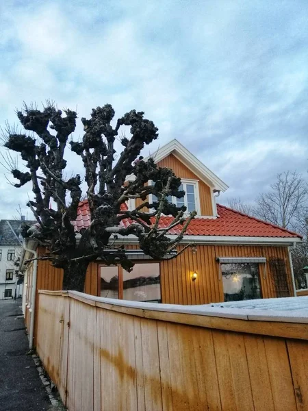 Tiro vertical de uma casa sob o céu nublado em Larvik, Noruega — Fotografia de Stock