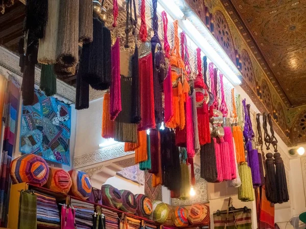 Cachecóis marroquinos coloridos tradicionais e xales, Marrocos também é conhecido como shesh (turbante touareg ). — Fotografia de Stock