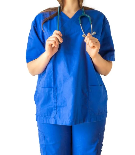 Médico jovem bem sucedido em um uniforme médico azul segurando um estetoscópio — Fotografia de Stock