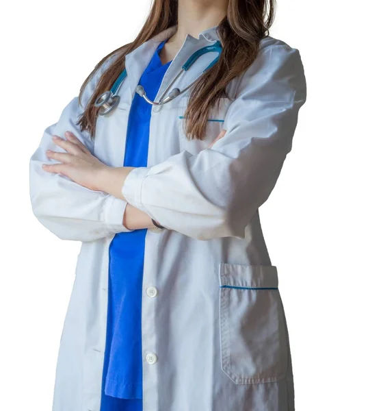 Молода успішна жінка-лікар в медичній формі стоїть впевнено з схрещеними руками — стокове фото