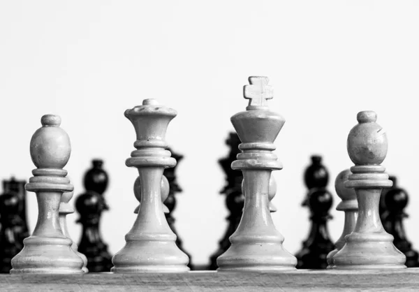 Scala di grigi sparata di pezzi scacchi sulla tavola — Foto Stock