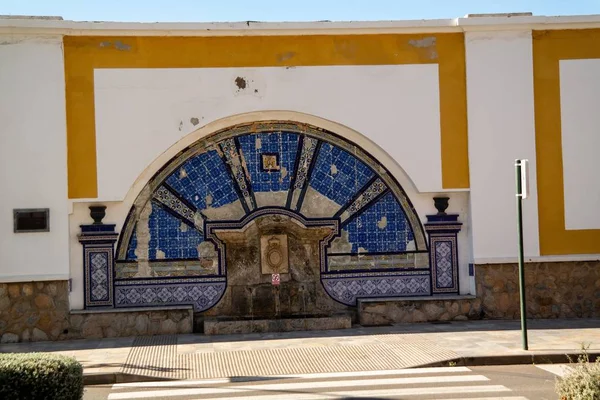 Färgglada fontän på gatan i Cartagena, Spanien — Stockfoto