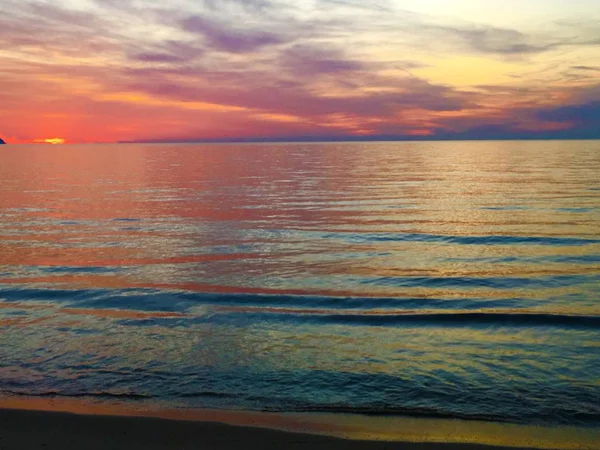 Bonito tiro de um cenário de nascer do sol de um oceano calmo — Fotografia de Stock