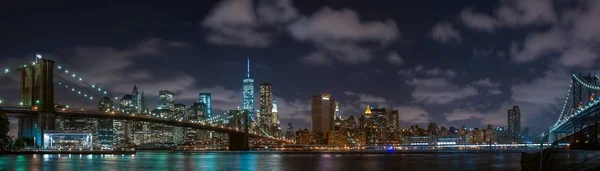 Panoramiczne ujęcie Nowego Jorku na Manhattanie z zimnym nocnym niebem — Zdjęcie stockowe