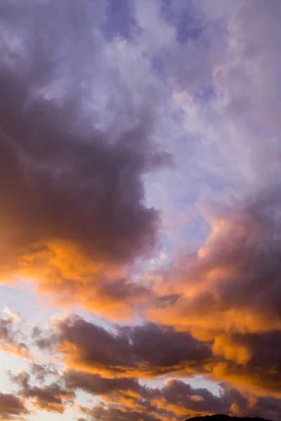 日の出の風景と青い空に白い雲の垂直ショット — ストック写真