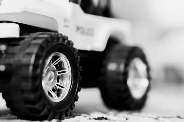 Серый снимок колес игрушечного автомобиля на ковре — стоковое фото