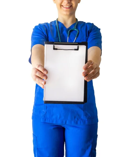 Vidám női orvos, kék orvosi egyenruhában, kezében egy üres fehér papírral, egy másolópapírral. — Stock Fotó