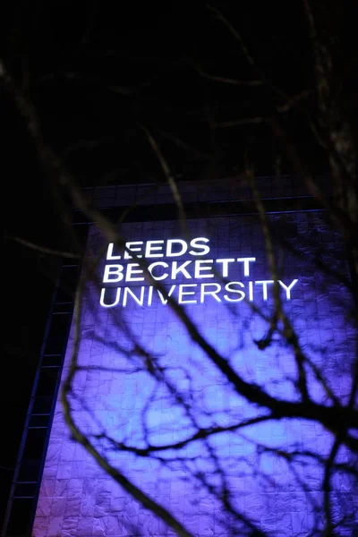 Primer plano detrás de un árbol de la Universidad de Leeds Beckett — Foto de Stock