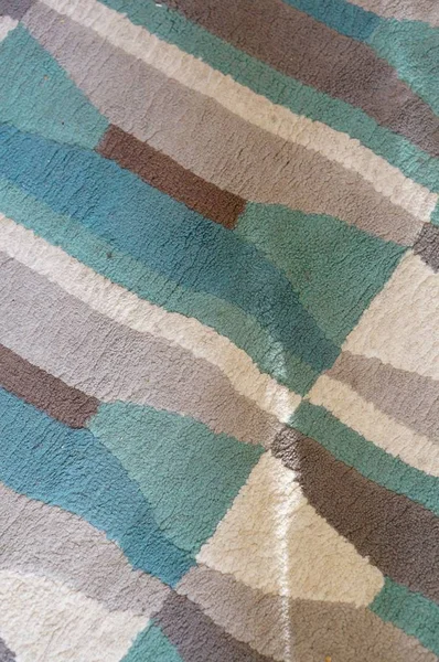 Pionowe ujęcie dywanu o różnych kolorach — Zdjęcie stockowe