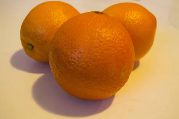 Disparo Cierre Tres Naranjas Jugosas Dulces Sobre Una Mesa — Foto de Stock