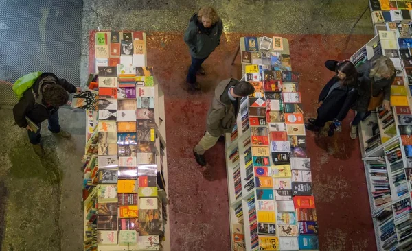 리스본 포르투갈 Mar 2017 공장에서 책사는 사람들 — 스톡 사진