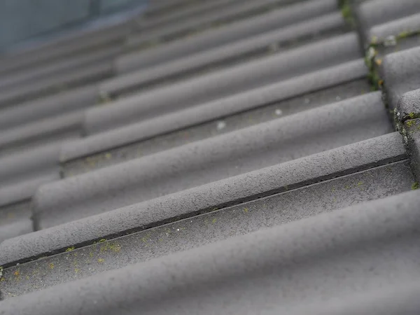 Aufnahme einer grauen Steintreppe mit unscharfem Hintergrund — Stockfoto