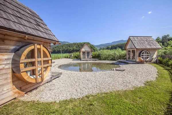 Kleine Holzhäuser auf dem Land in Slowenien tagsüber — Stockfoto