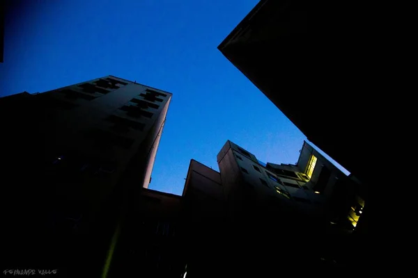 Tiro Baixo Ângulo Edifícios Com Céu Azul Brilhante Luz Amarela — Fotografia de Stock