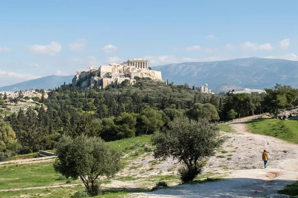 Bellissimo scatto della monumentale collina di Filopappou ad Atene, Grecia durante il giorno — Foto Stock