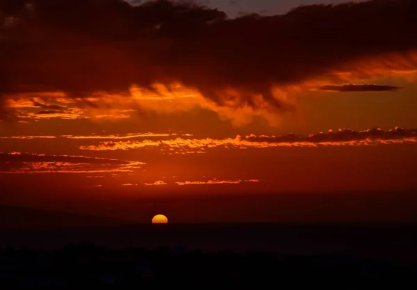 Schöne Aufnahme eines Sonnenuntergangs in einem klaren Himmel — Stockfoto